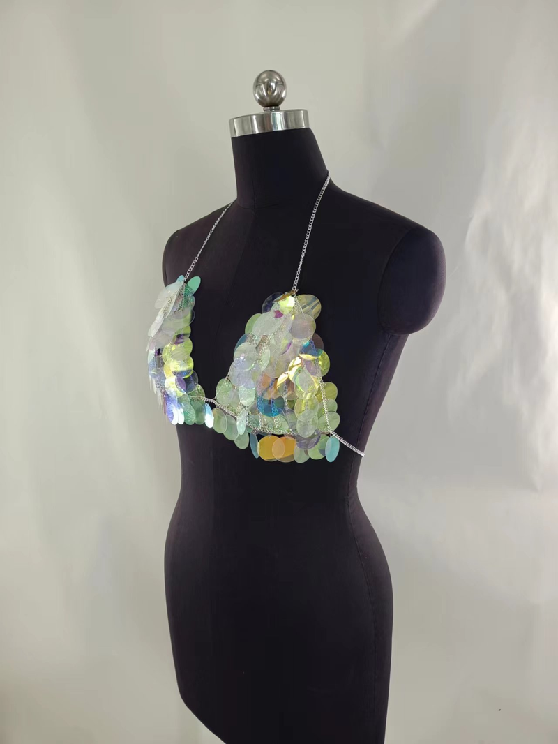 Top cu pandantiv și paiete strălucitoare și lanț de corp fără bretele_voghion.com