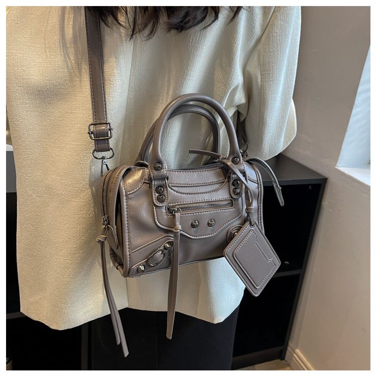 Torba damska 2024 nowa torba motocyklowa poduszka z nitami modna dojazdowa tekstura uniwersalna torba typu crossbody_voghion.com