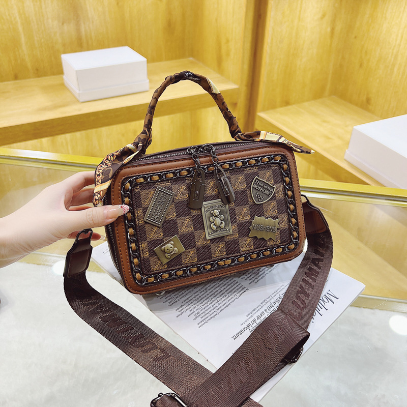 Borsa da donna Borsa quadrata piccola portatile stampata di nuova moda 2023 da donna, Borsa con scatola per badge con orso, Borsa a tracolla versatile Sciarpa Colore casuale_voghion.com