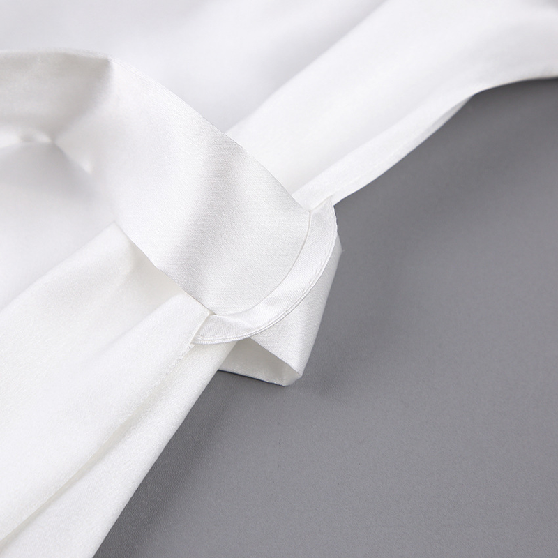 Weißes, leichtes, luxuriöses und bequemes Langarm-Nachthemd aus Satin mit Federn, modisch, exklusiv für Damen zu Hause_voghion.com