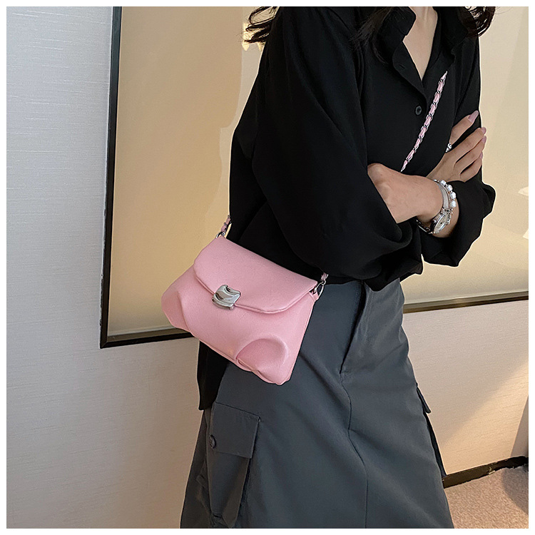 Bolsa de corrente de estilo estrangeiro de alta qualidade feminina 2023, novo design de nicho, bolsa carteiro, enrugada, moderna, bolsa de ombro pequena quadrada_voghion.com
