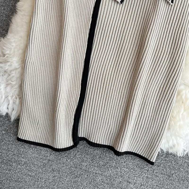 Abito in maglia con lacci, a maniche lunghe, a contrasto di colore, con colletto alto, snellente, di media lunghezza e lungo fino ai fianchi_voghion.com
