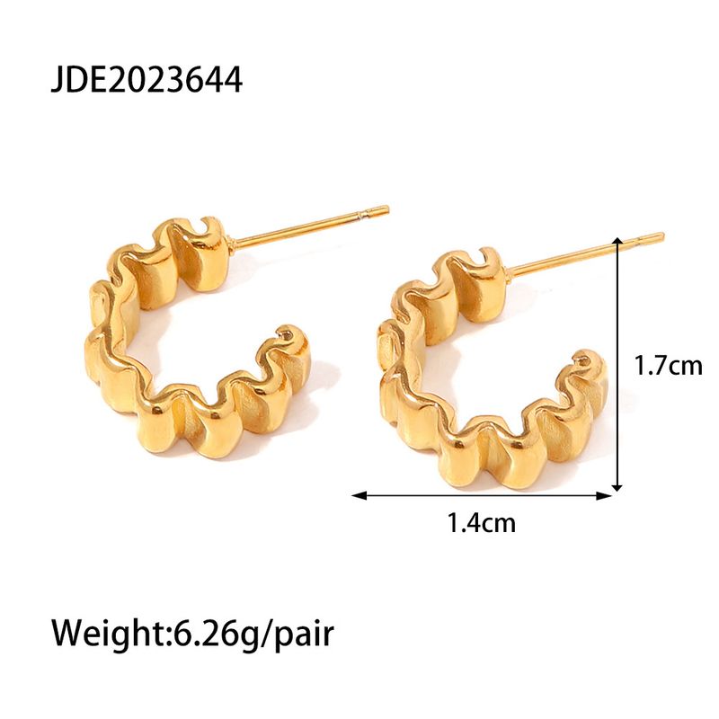 Instagram influencer's gold-plated pleated C-shaped earrings with trendy and versatile design_voghion.com