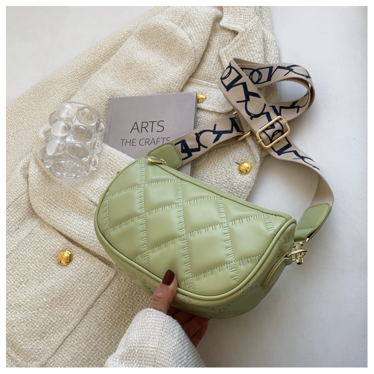 Damentaschen Neu 2023 Frischer Stickgarn-Trend Damentaschen Aolid-Farbdiamanttasche Damen breiter Schultergurt Nischensatteltasche_voghion.com