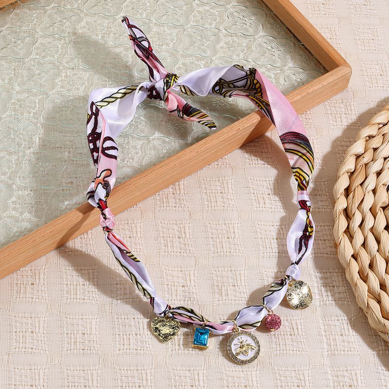 Collana con sciarpa di seta Collana con sciarpa di seta di lusso leggera e versatile con più ciondoli di perle di alta qualità_voghion.com