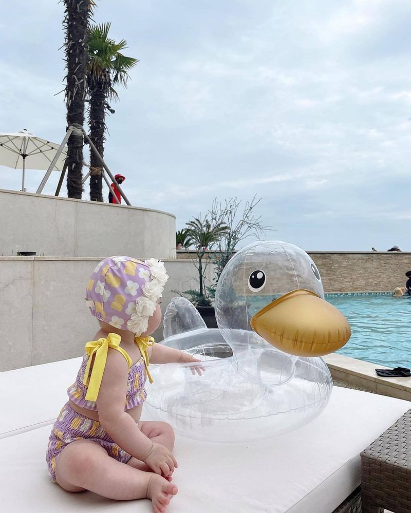 Adorable maillot de bain fleuri pour bébé fille avec bonnet – Tissu en soie lait douce, design coréen élégant pour 0 à 4 ans_voghion.com