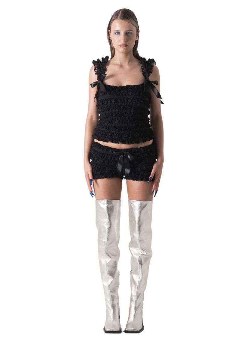 Zoete pittige meid met paddenstoelrand, tanktop met uitgeholde bandjes, zomer- en kanten shorts voor dames, twee stuks_voghion.com