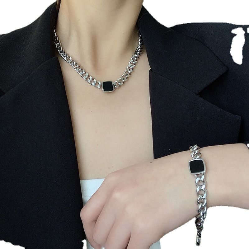 Collana spessa in acciaio al titanio esagerata alla moda con personalità, versatile, con catena a forma di clavicola quadrata nera._voghion.com