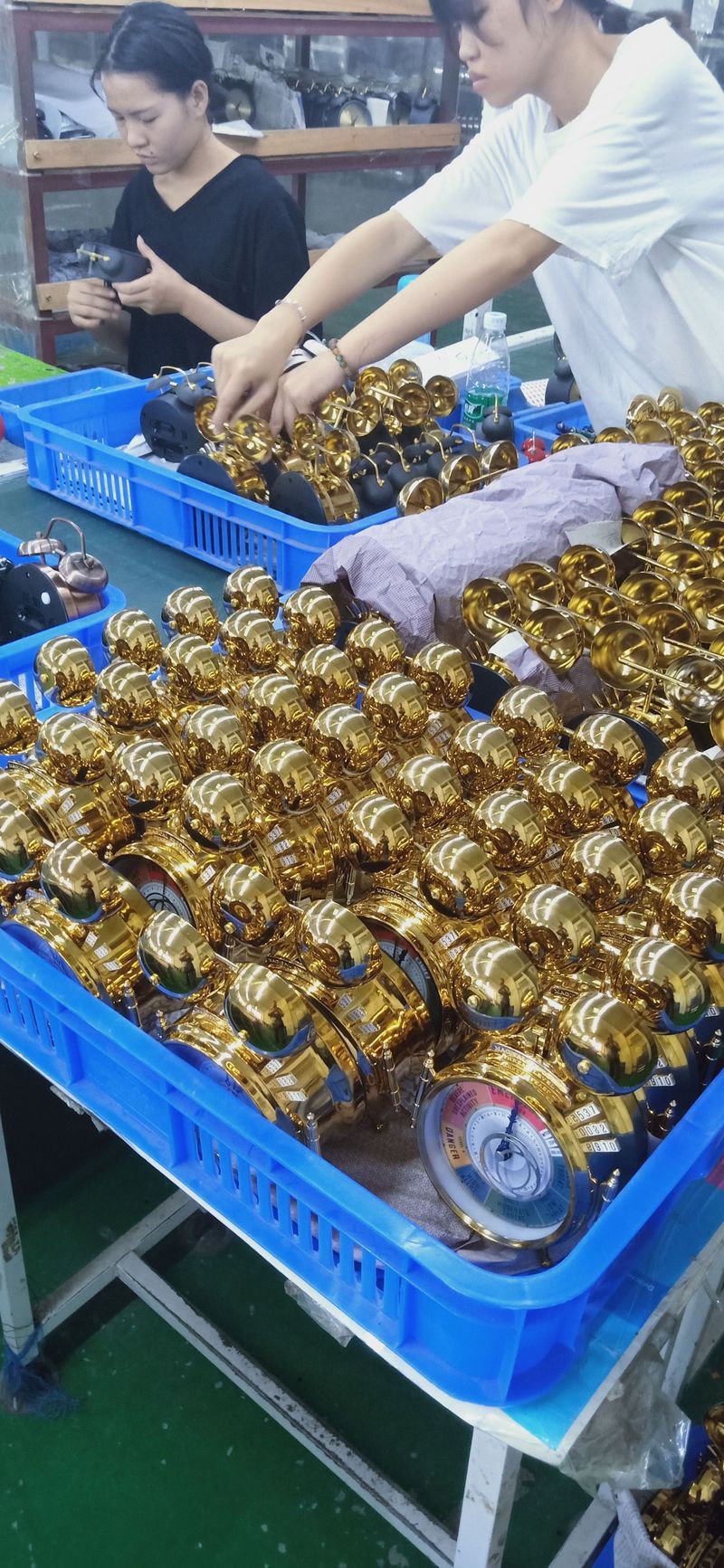 Metall-Globus-Wecker, Retro-Tischuhr, goldene Schale, schwarzer Sockel, 180 Grad schwenkbar, leises Uhrwerk, BB-Alarm_voghion.com