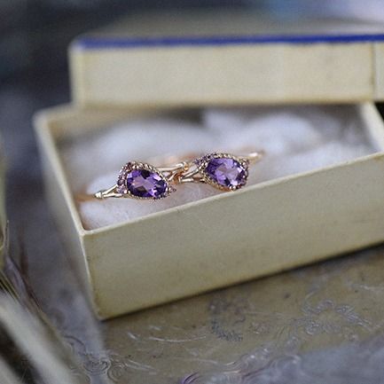 Derselbe künstlerische, mit natürlichem Amethyst plattierte 14-karätige kleine Wassertropfenring von „Nile Garden“ für Damen_voghion.com