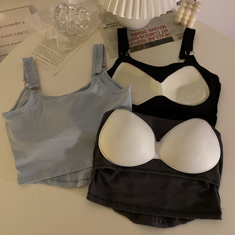 Kuuma tüdruku kevadsärgi tikitud kirjaga kitsas lõige ja rinnahoidjaga ülaosa_voghion.com