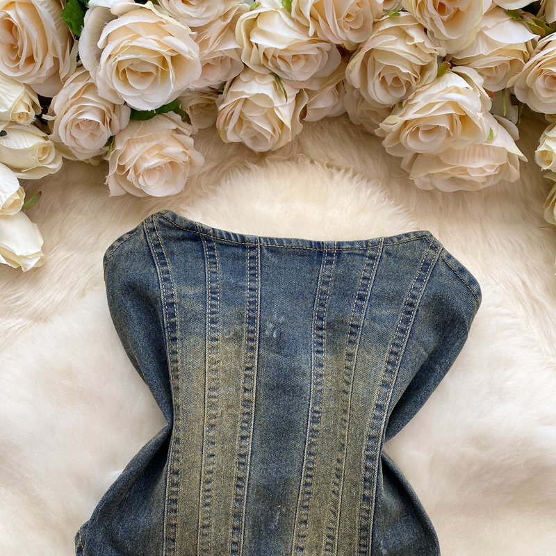 Traje de mujer con top ajustado y pantalones largos ligeramente acampanados con bordes rotos._voghion.com