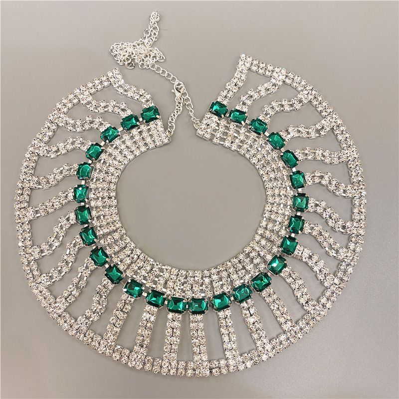 Diamantbesatte halskjeder selger godt med flere rader med krystallgrønne halskjeder, kragebein, rhinestones, klær_voghion.com