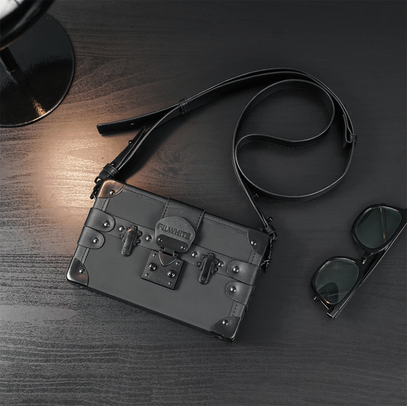 Shoulder Bags 2024 New Product Launch High-quality Very Personalized Square Box Messenger Bag Fashion Couple Mobile Phone Bag_voghion.com