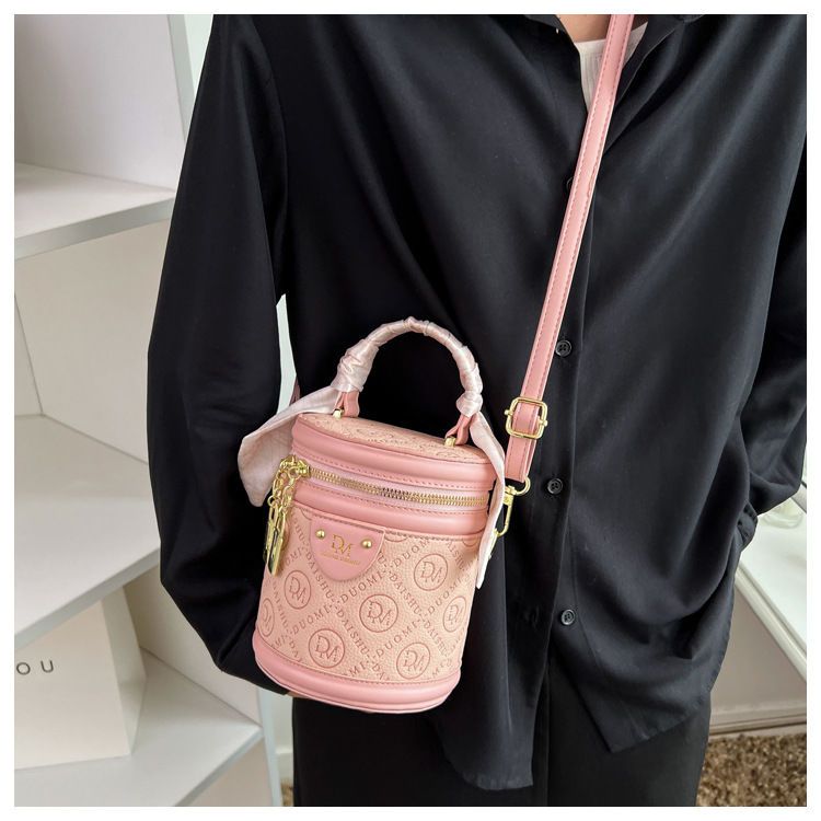 Borsa a tracolla versatile con secchiello per l'acqua, borsa a cilindro con supporto piccolo e di fascia alta, primavera 2024, da donna_voghion.com