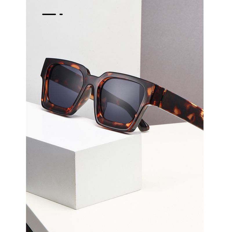 Nuovi occhiali da sole quadrati semplici con montatura nera e protezione UV alla moda_voghion.com