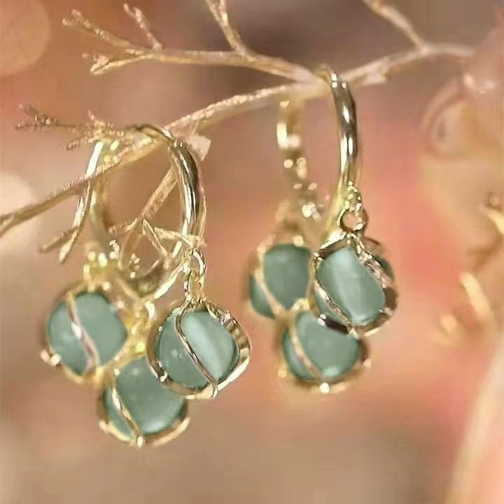 Die trendigen High-End-Ohrringe dieses Jahres im gleichen hochwertigen Nischenstil für Frauen im herzförmigen Neujahrsstil_voghion.com