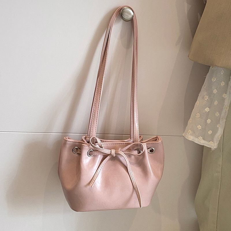 Borsa da donna in vera pelle con pieghe ascellari, autunno e inverno 2025, nuova ondata della versione coreana della borsa a secchiello Tide Of People, centinaia di modelli_voghion.com