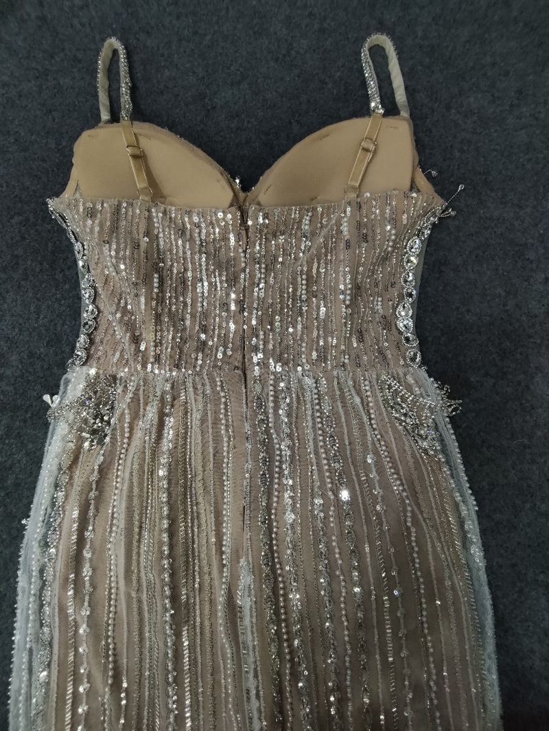 Elegantes, mit Pailletten verziertes, figurbetontes Abendkleid mit hohem Schlitz für Partys und Bankette – tiefer V-Ausschnitt und glamouröse Passform_voghion.com