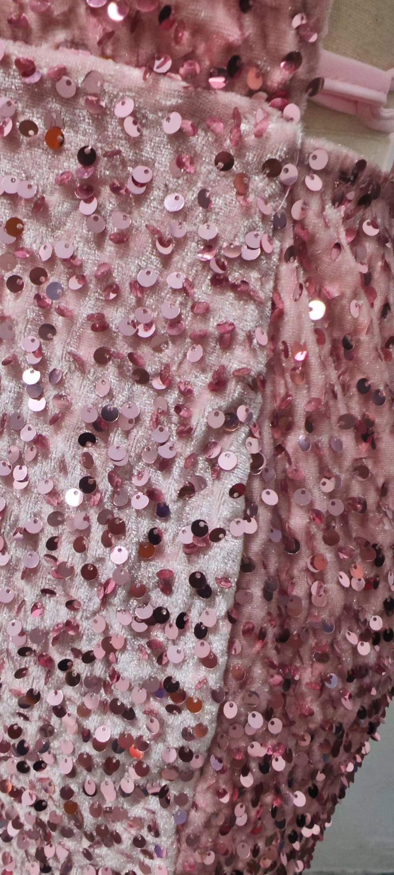 Abito corto con pompon e scollo rotondo basso con paillettes in velluto lucido_voghion.com