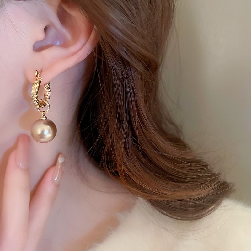 Orecchini di perle di alta qualità di lusso leggero in stile francese con design personalizzato, orecchini retrò con temperamento, orecchini in stile famoso su Internet_voghion.com