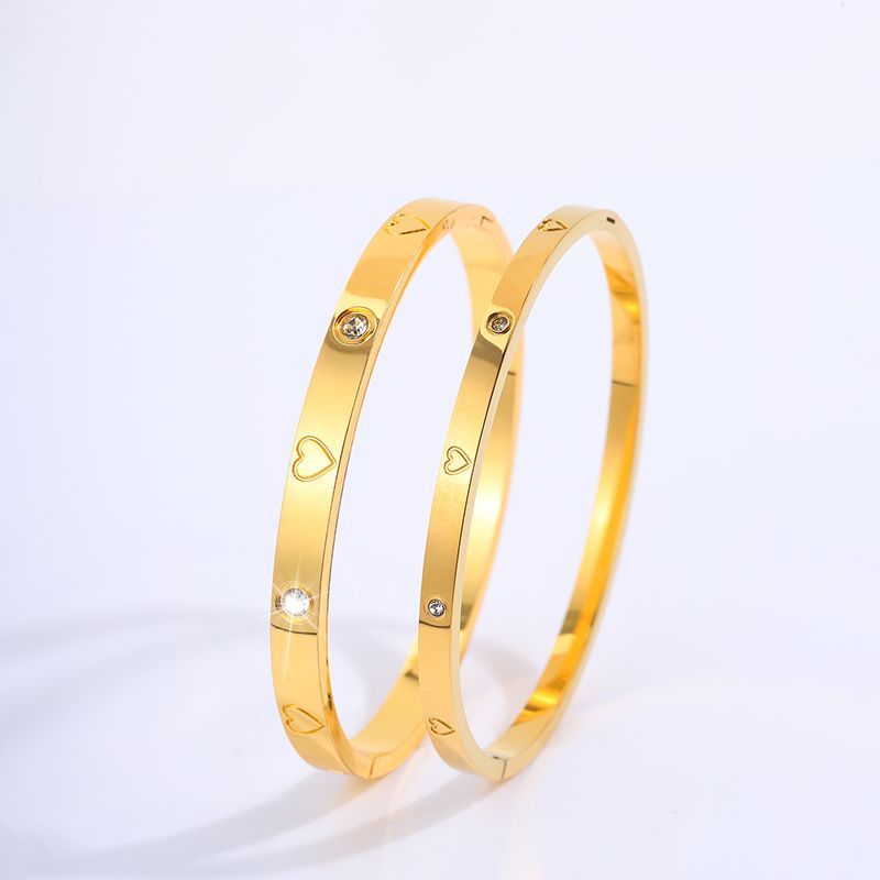 Braccialetto casual in acciaio al titanio tinta unita a forma di cuore in blocco_voghion.com