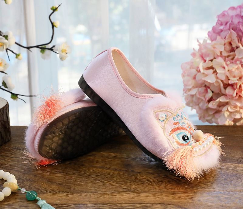 ShoeGlobe 2025 Neue flache Schuhe im chinesischen Stil, Retro-Ethno-Design, bestickt mit Tigerkopf-Motiv für Damen_voghion.com