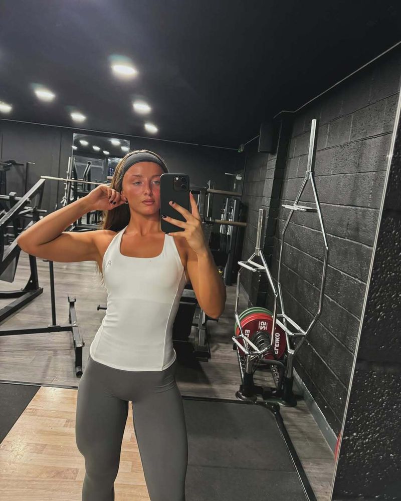 Internet-Berühmtheit Oneractive Yoga-Weste für Frauen, hohe Elastizität, schnelltrocknend, Sport-Fitness-Training mit Brustpolster-Modell_voghion.com
