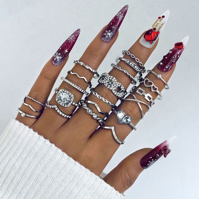 Anello a croce geometrica alla moda con cuore di diamanti intarsiato a vento e incastonato in più giunzioni_voghion.com
