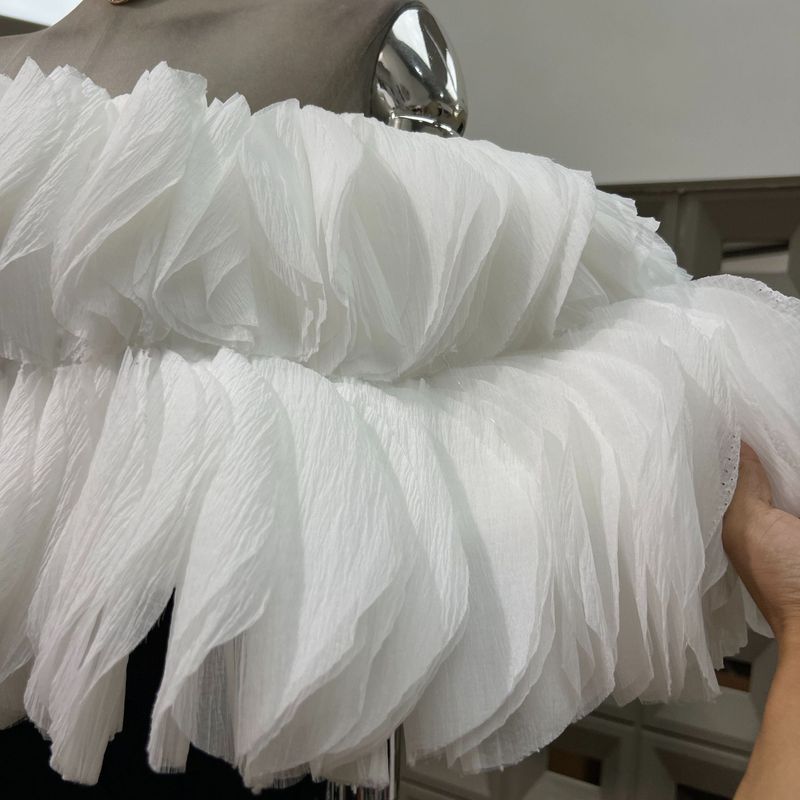 Kadın Giyim Moda Gösterisi Stili Düşük Kesimli Straplez Kısa Üst ve Düz Renk Streç Şort Takımı - Nefes Alabilir Polyester, Rahat Kesim (Beyaz/Kırmızı/Siyah)_voghion.com