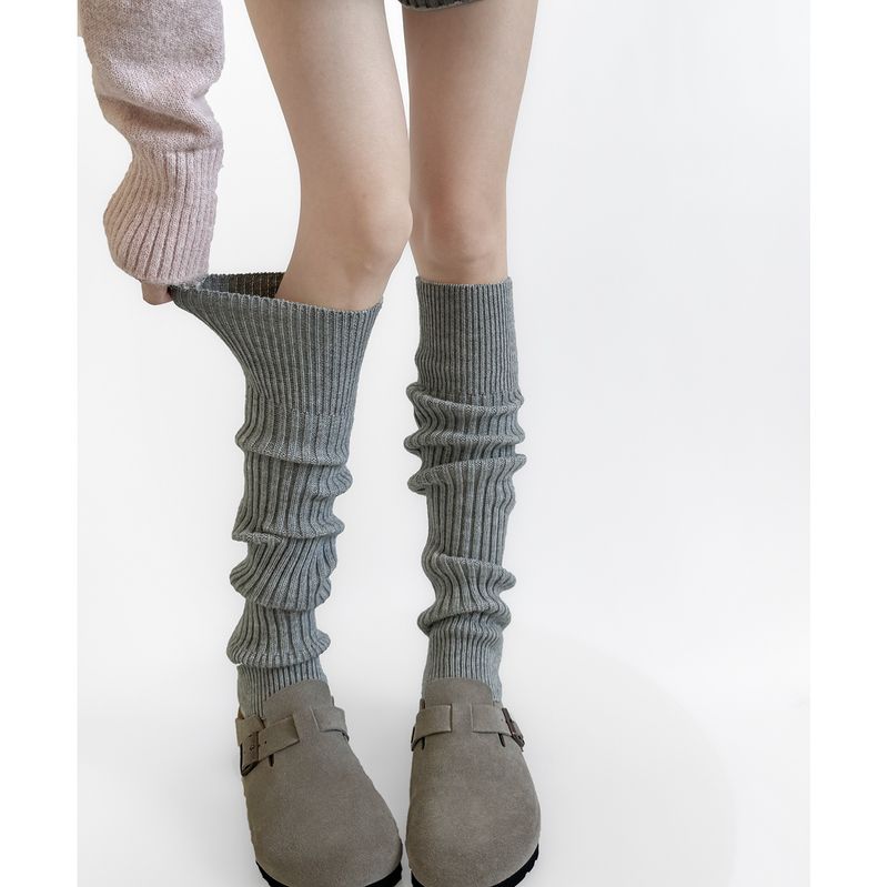 Graue Socken, Wadensocken mit vertikalen Streifen, dicker Lagenlook im Stiefelstil_voghion.com