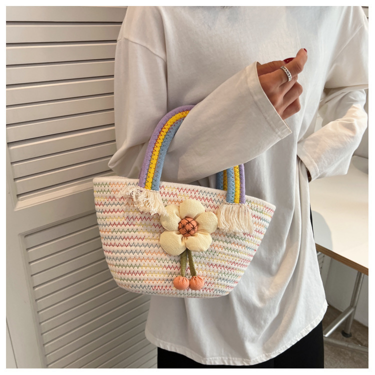 Borsa da studente in corda di cotone arcobaleno intrecciata Borsa da studente carina e versatile Borsa a fiori rifinita da donna Borsa da spiaggia per le vacanze al mare_voghion.com