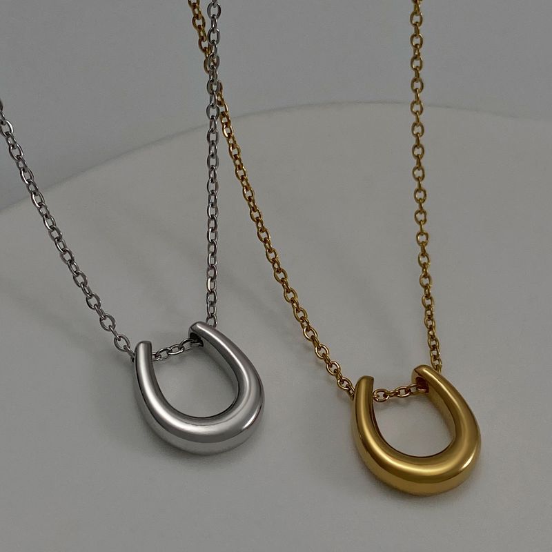 Collana con ciondolo a forma di ferro di cavallo a forma di U, di lusso, leggera, di nicchia, con design di alta gamma, catena per clavicola, nuova moda in titanio_voghion.com