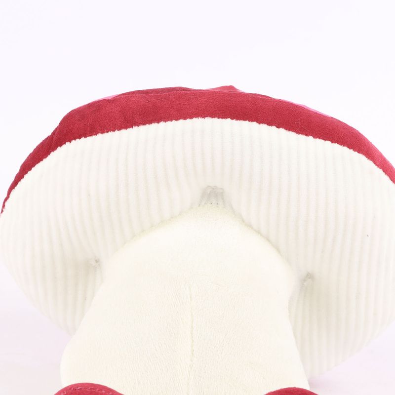 Uroczy loch w pysznym pluszowym grzybku, słodka kreskówka wypchana roślina anime_voghion.com