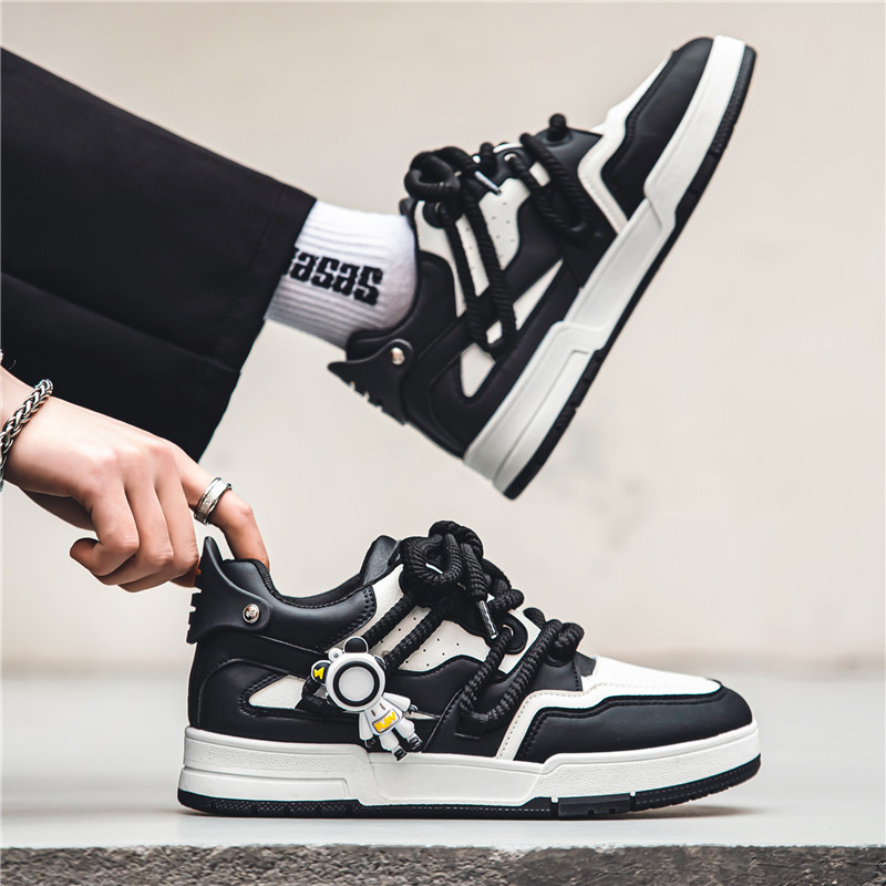 Scarpe da ginnastica casual da uomo in stile coreano alla moda, con ciondolo astronauta, per studenti, primavera e autunno 2025_voghion.com