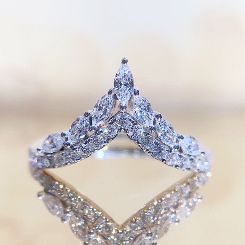 Il nuovo anello di fidanzamento con zircone micro intarsiato a forma di V di Cao Shi per principessa_voghion.com