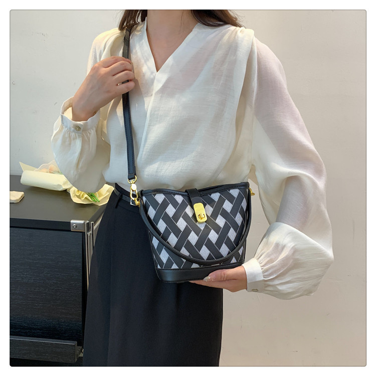 2023 Nuova borsa a secchiello stampata a quadri dal design originale di nicchia con sensazione di fascia alta, lusso leggero, borsa a tracolla versatile, borsa da donna alla moda_voghion.com