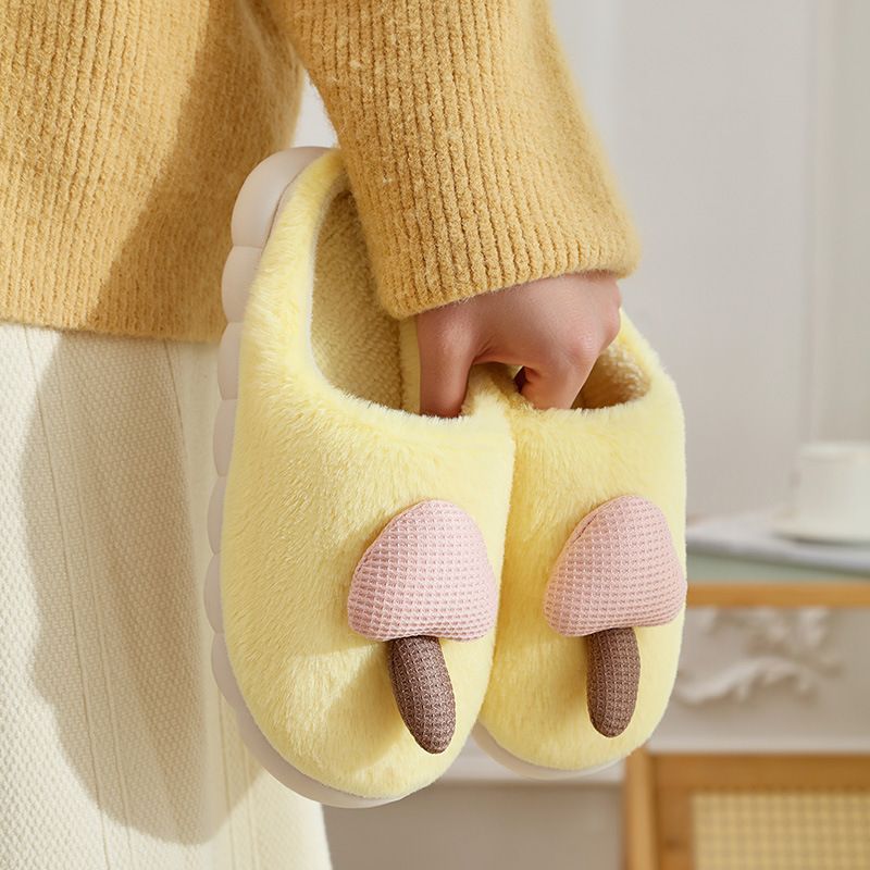 Comode pantofole invernali in peluche alla moda per interni in cotone a forma di fungo, nuovo modello_voghion.com