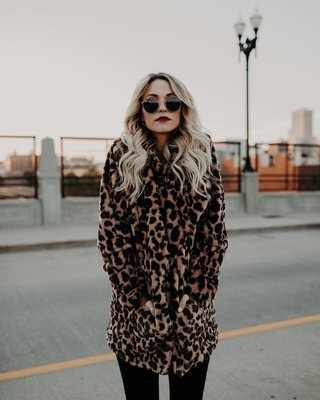 Damenmode Revers Leopardenmuster Pelzimitat Pelzmantel Mittellanger Mantel Lange Ärmel_voghion.com