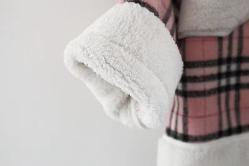 2021 neue Winterjacke für Mädchen mit karierten Nähten und samtverdicktem Revers, kommt mit Bärenanhänger 1285_voghion.com