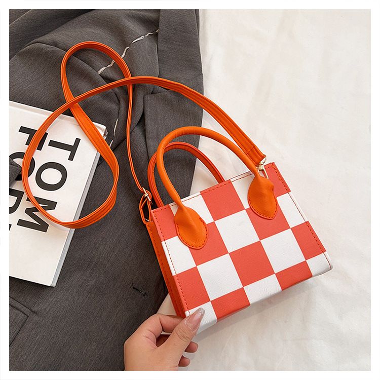 Az idei népszerű női 2024-es nyári új, kis négyzet alakú, divatos és egyszerű keresztpántos táska, kontrasztos kockás mintával._voghion.com
