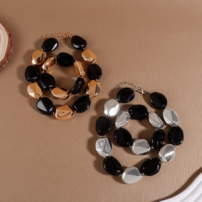 Collana con clavicola, perline grandi ed esagerate, in acrilico irregolare, semplice e suggestiva._voghion.com