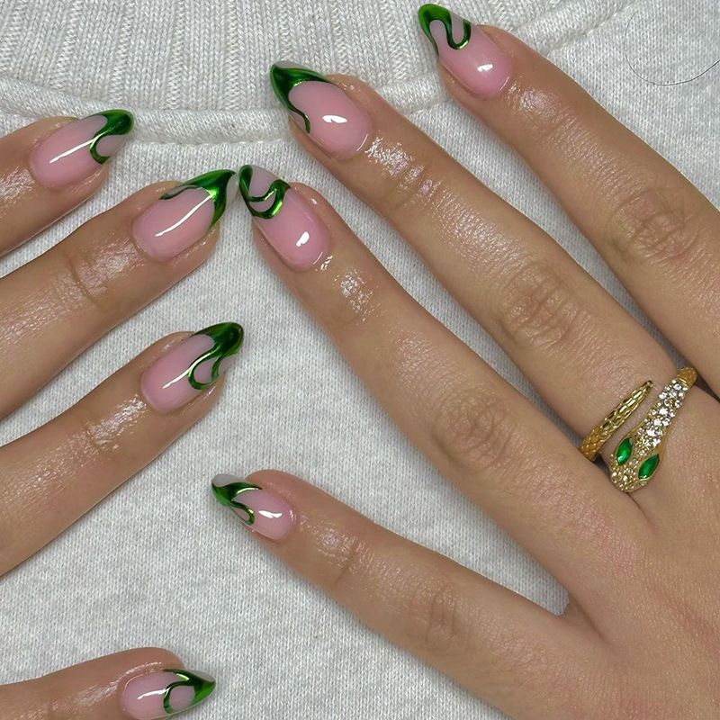 Usando pó de glitter camaleão, pratos franceses e produtos de unhas finalizados, pressione as unhas_voghion.com