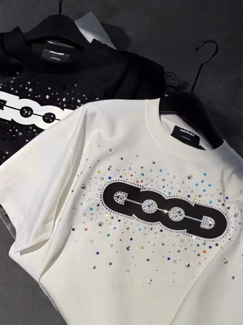 Herrenbekleidung Luxuriöses Kurzarm-T-Shirt mit Strasssteinen – Lässiges Streetwear-T-Shirt für den Sommer mit metallischen Akzenten – Atmungsaktive Baumwollmischung (Schwarz & Weiß)_voghion.com