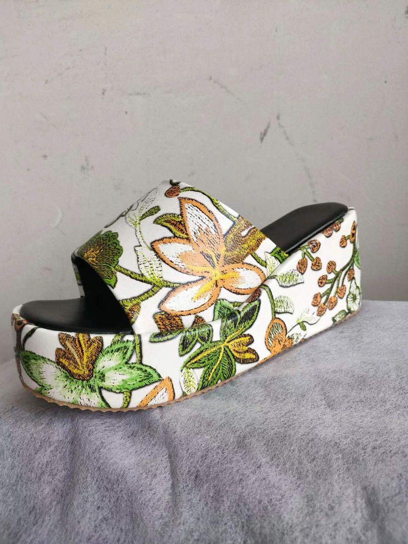 23 Sommer Neue runde Zehenkeil-Einzeilige Klassische Stickerei Damen Sandalen mit großem mittleren Absatz_voghion.com