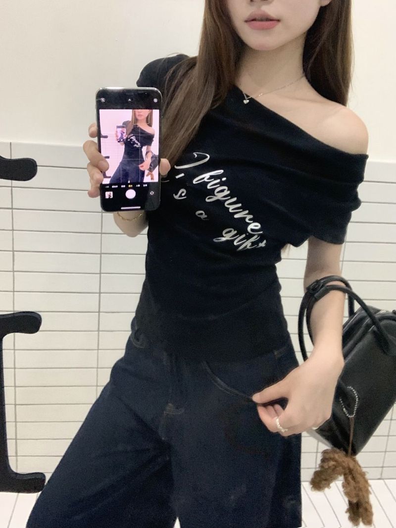 T-Shirt mit einem Kragen und Ärmeln für Damen im Sommer 2025, mit Buchstabendruck, der sie schlank und schick aussehen lässt._voghion.com