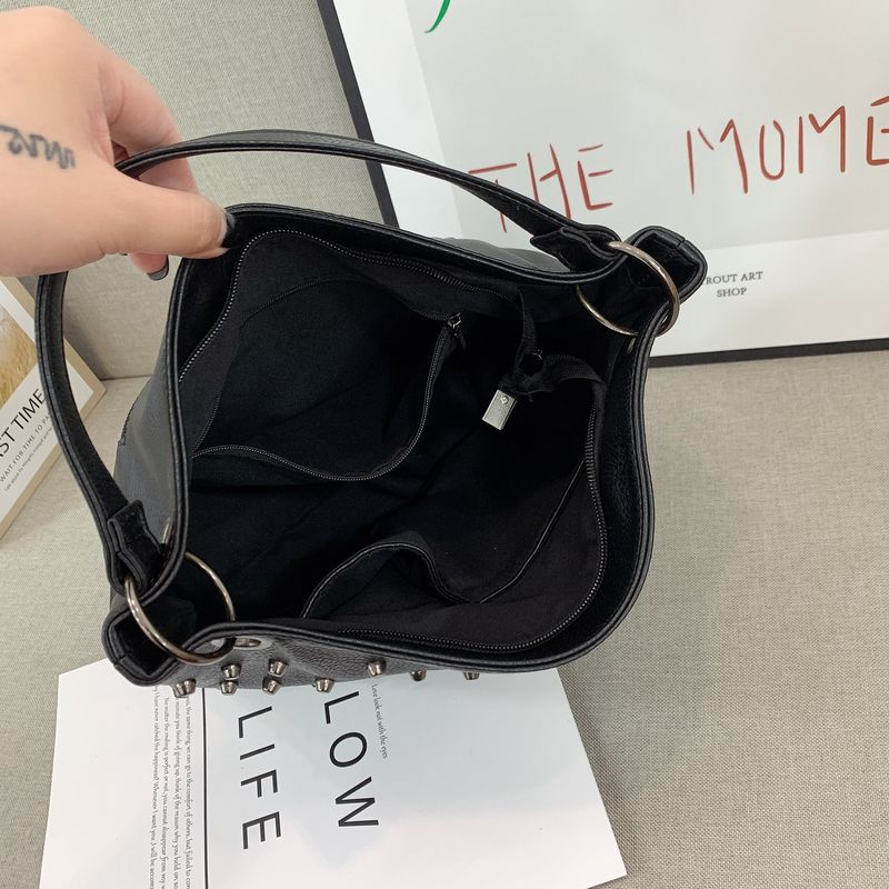 Borsa a tracolla con secchiello gotico - Borsa a tracolla con teschio borchiato di grande capacità per donna (borsa tote alla moda per tutti i giorni, spaziosa e regolabile, in stile punk)_voghion.com