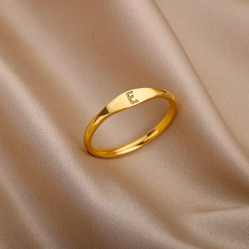 Vendite calde Carino Piccola Lettera Per Donne Uomini Gioielli Di Moda Colore Oro Acciaio Inossidabile Iniziali Impilabili Anelli Per Le Dita Misura 7 8 9 10_voghion.com