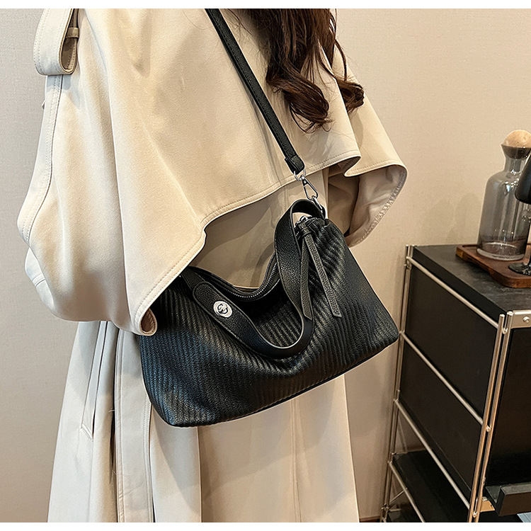 Retro Handheld Kleine Tas voor Vrouwen 2024 Nieuwe Lente Mode Eenvoudige en Veelzijdige Kleine Vierkante Tas met Hoge Kwaliteit Textuur, Unieke Casual Schoudertas_voghion.com