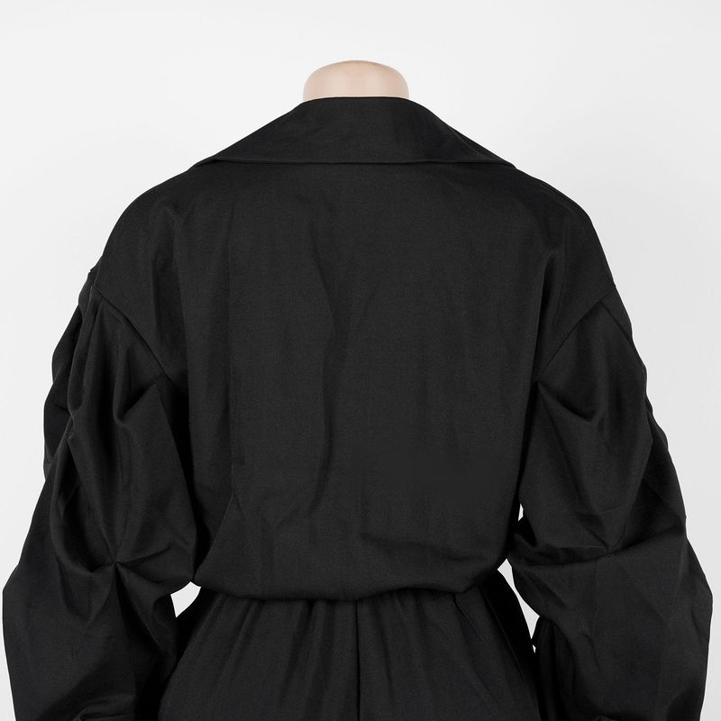 Completo da donna per il pendolarismo: camicetta con ampio risvolto e pantaloni con maniche a pieghe_voghion.com